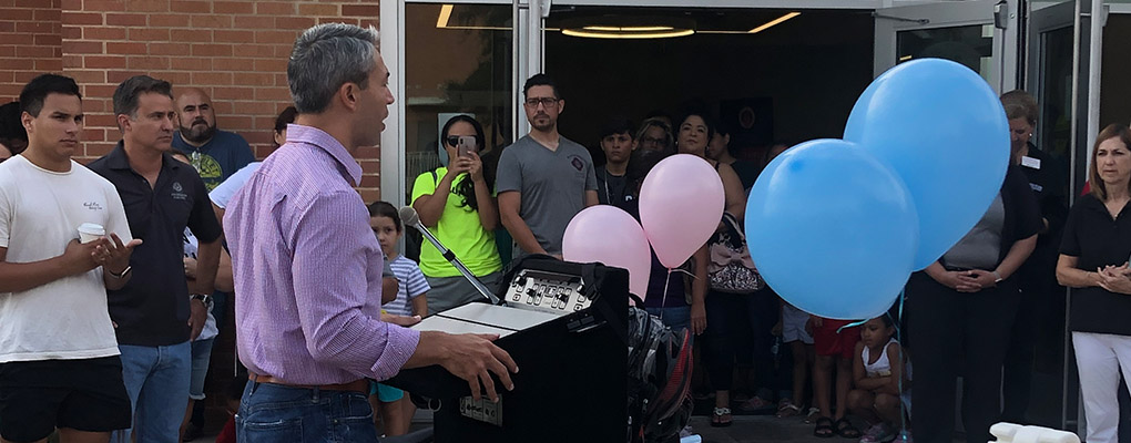 Mayor Nirenberg addresses crowd at immunization drive