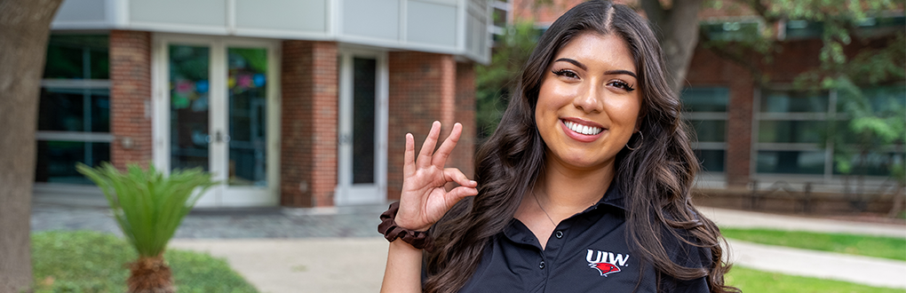 honors student holding up cardinal hand sign