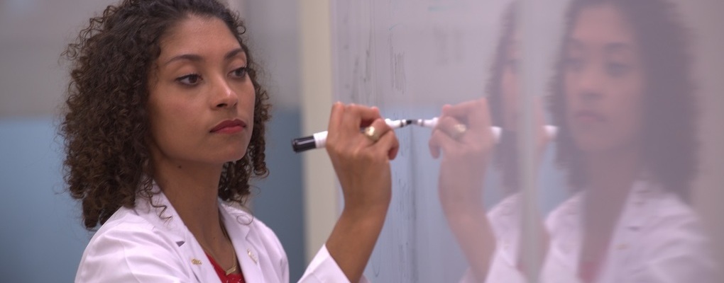 A medical student write on a white board