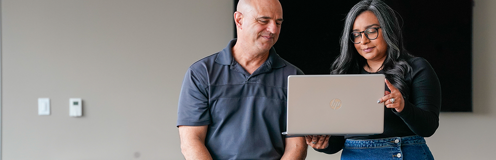 consultation between an instructor and student